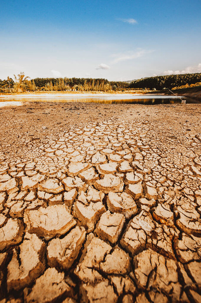 Dürre in ländlichen Gebieten, sinkende Wasserstände, Regen fällt saisonal bedingt durch globale Erwärmung nicht. - Foto, Bild