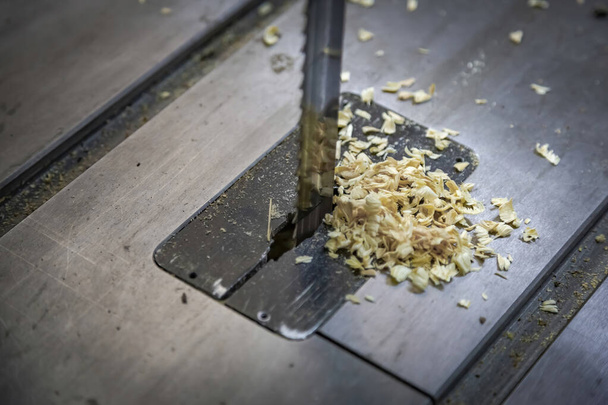 Equipement industriel dans un petit atelier de menuiserie. Production manuelle de bois et de produits en bois précieux - Photo, image