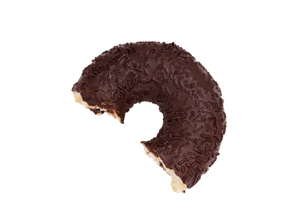 Traditionelle, abgebissene Donut-Draufsicht. Ein glamouröser Donut in schwarzer Glasur, bedeckt mit bunten Teigstreuern. Foto isoliert auf weißem Hintergrund für Design und Werbung. - Foto, Bild