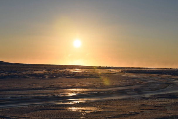 Paysage arctique en hiver. Petite rivière avec glace dans la toundra. Coucher de soleil. - Photo, image