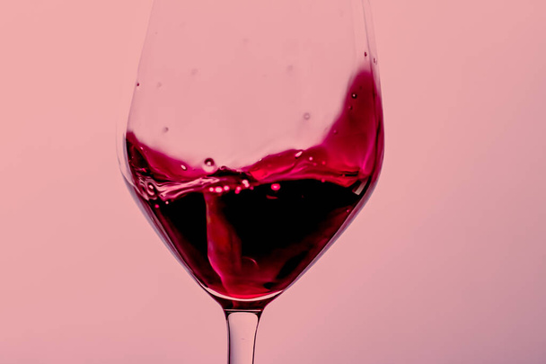 Vino rosso in cristallo, bevanda alcolica e aperitivo di lusso, enologia e viticoltura - Foto, immagini