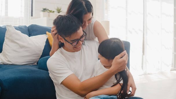 Mutlu Asyalı aile babası, anne ve kızı doğum gününde evde yerde oynaşırken eğleniyorlar. Kendini soyutlama, evde kalma, sosyal mesafeler, koronavirüs önleme için karantina. - Fotoğraf, Görsel