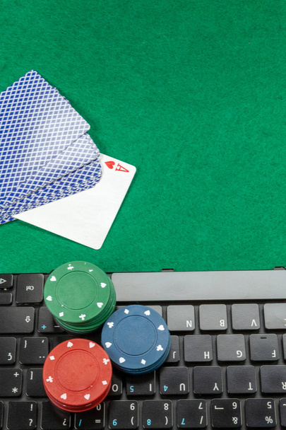 Görüntü, bilgisayardaki kumarhane kumar çiplerinin online kart oyunları konseptini gösterdiğini gösteriyor - Fotoğraf, Görsel