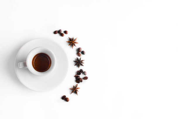 white coffee cup and beans on white background, Cup of espresso.Top view - Foto, imagen
