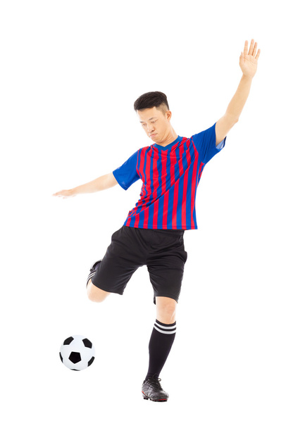 若いサッカー プレーヤーが蹴るボール - 写真・画像