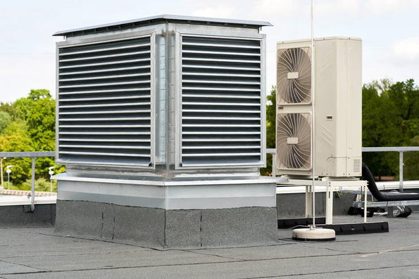 Las unidades externas de aire acondicionado y sistemas de ventilación instalados en el techo plano - Foto, imagen