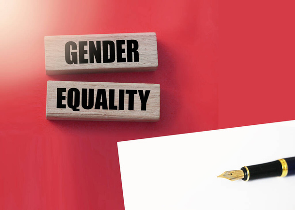 Λέξεις για την ισότητα των φύλων σε ξύλινα μπλοκ. Ιση μεταχείριση ανδρών και γυναικών. - Φωτογραφία, εικόνα