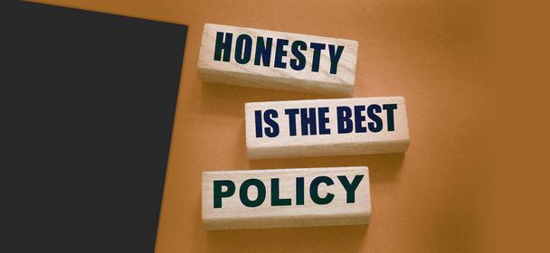 Η ειλικρίνεια είναι η καλύτερη πολιτική λέξεις γραμμένες σε ξύλινα μπλοκ. Αξιόπιστος, αλήθεια, πεποιθήσεις και συμφωνία επιχειρηματική έννοια. - Φωτογραφία, εικόνα