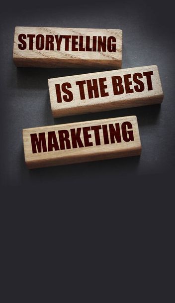 Cuentacuentos son las mejores palabras de marketing en bloques de madera. El concepto de publicidad piar de marketing motivacional. - Foto, Imagen