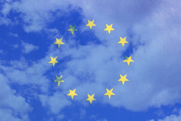 Flagge der Europäischen Union vor blauem Himmel in Großaufnahme - Foto, Bild