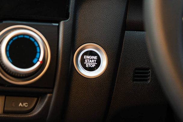 Start Button System om de auto te starten. - Foto, afbeelding