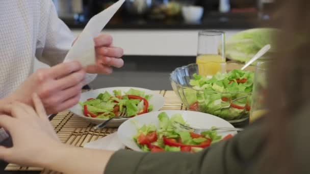 Δύο άτομα που σερβίρουν μεσημεριανό στο σπίτι - Πλάνα, βίντεο