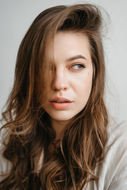 Detailní záběr portrét krásné mladé ženy se zdravou čistou pletí na tváři - Fotografie, Obrázek