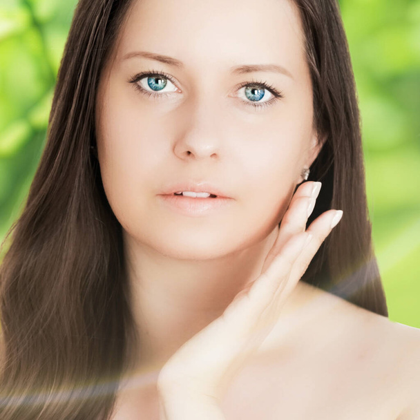 Beauty portret van jonge vrouw voor natuurlijke huidverzorging en cosmetische merk, lente natuur op de achtergrond als wellness, gezondheid en organische schoonheid concept - Foto, afbeelding