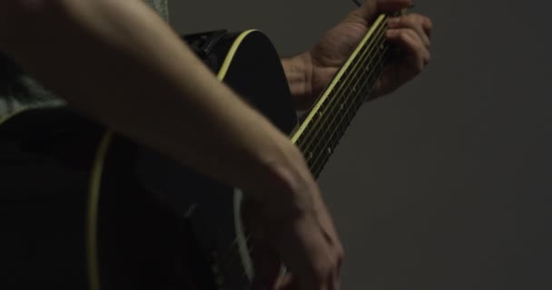 Playing the guitar in a dark room - Imágenes, Vídeo