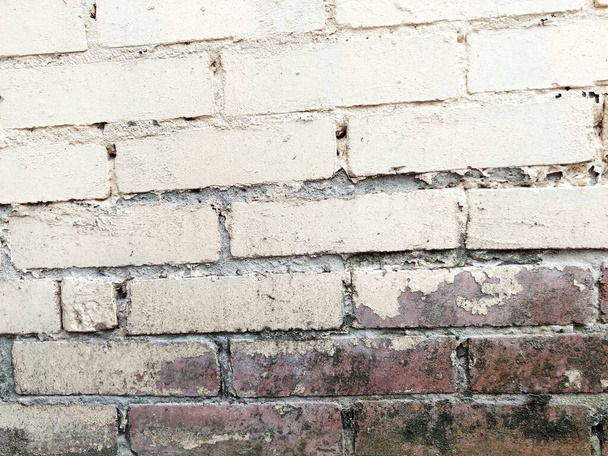 Achtergrond van oude vintage vuile bakstenen muur met schilferende gips, textuur - Foto, afbeelding