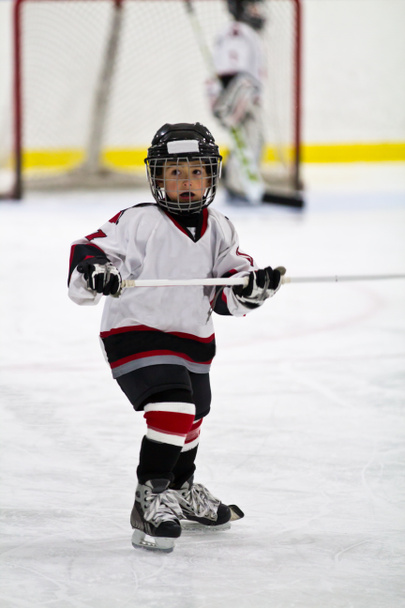 Kind spielt in der Arena Minor Hockey - Foto, Bild