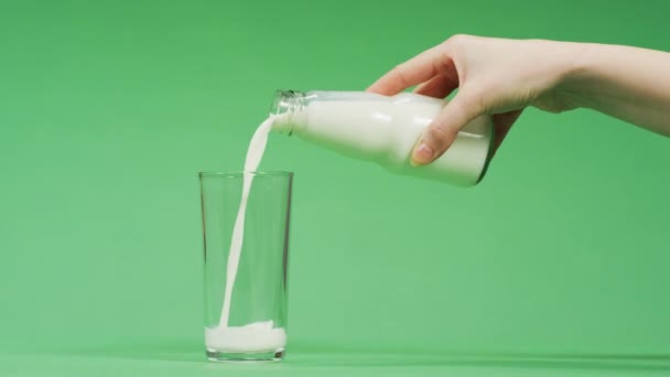 verter leche en un vaso - Imágenes, Vídeo