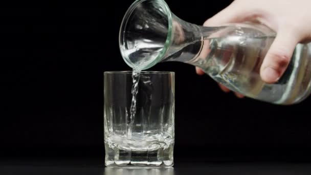 giet water uit een fles - Video