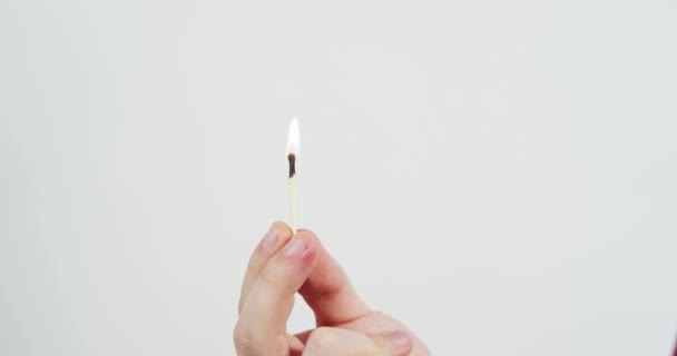 Extinguishing a match by fingers - Video