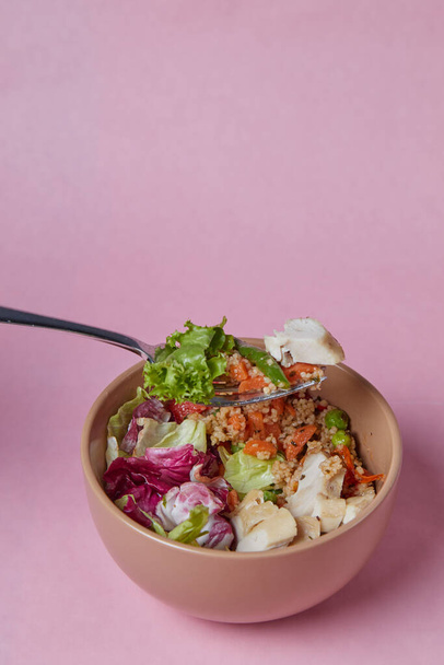 салат і омлет в тарілці, помідори, огірки, зелень і капуста, дієтичне харчування і напої на сніданок і обід
 - Фото, зображення