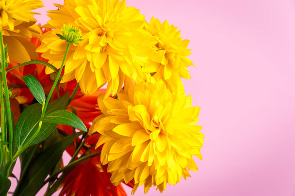 Καλοκαιρινό μπουκέτο κίτρινα και κόκκινα λουλούδια σε φωτεινό φόντο. Χρυσάνθεμα και ντάλιες κοντά. - Φωτογραφία, εικόνα