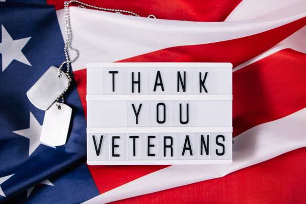 Memorial Day in de Verenigde Staten. Met dank aan de veteranen. Militaire naamplaatjes en Amerikaanse vlag. Feestconcept. - Foto, afbeelding