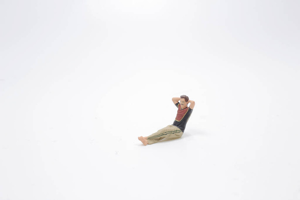 diferentes poses da mini figura no fundo do chão branco - Foto, Imagem