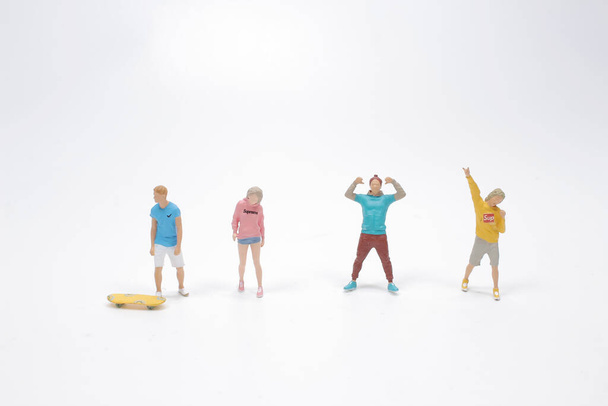 mini figury grupy korzystających z relaksu - Zdjęcie, obraz