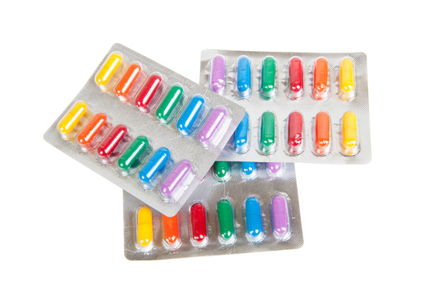много красочных таблеток в блистерных пакетах, изолированных на белом
 - Фото, изображение