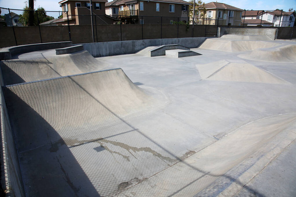 Vue du skate park extérieur en béton vide avec rampes et tuyaux en Californie. Skate Parks sont un endroit idéal pour les enfants de faire des tours et de pratiquer leur patinage à roulettes et planche à roulettes. Amusant pour tous les âges. Skate Park Fun. - Photo, image