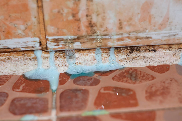 Vuile vlekken in de oude badkamer in grote schoonmaakdag - Foto, afbeelding