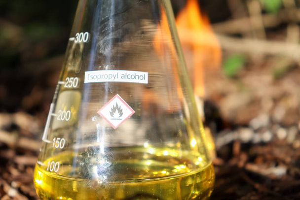 alcohol isopropílico, una sustancia química inflamable en un laboratorio - Foto, imagen