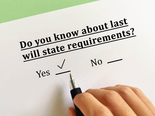 Uma pessoa está respondendo a pergunta sobre o último testamento. Ele sabe sobre última vontade requisitos do estado - Foto, Imagem
