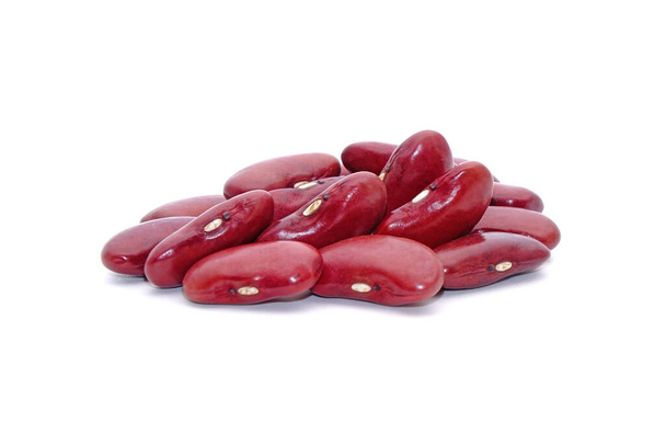 Červené fazole izolované na bílém pozadí. V tradiční čínské medicíně Ledviny fazole jsou známé pro tonify krve a tonify yin, pomoci vyčistit teplo, vyřešit vlhkost, a regulovat vodu - Fotografie, Obrázek