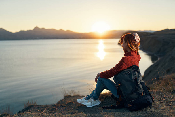 ładna kobieta turysta plecak wakacje słońce zachód słońca - Zdjęcie, obraz
