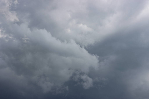 Güzel bulutlu gökyüzü manzarası - Fotoğraf, Görsel