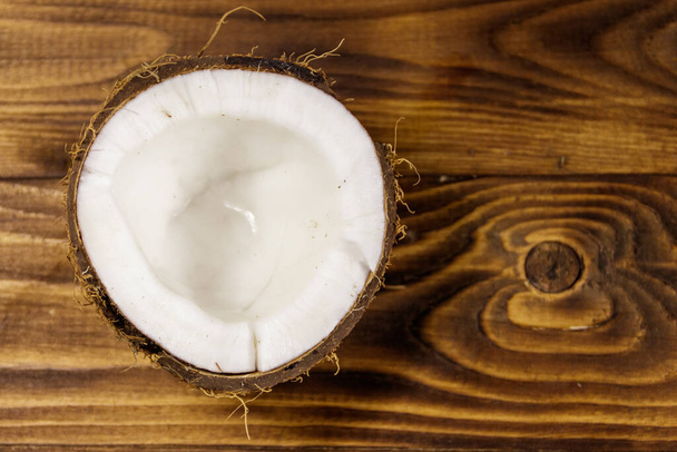 Fresh ripe coconut on rustic wooden table. Top view - Foto, afbeelding
