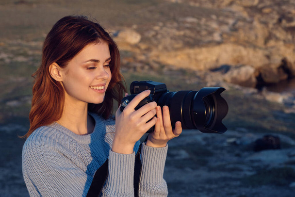 vrolijk vrouw buiten fotograaf landschap reizen professioneel - Foto, afbeelding