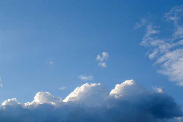 cumulus nuage sur fond de ciel bleu - gros plan - Photo, image