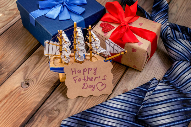 Happy Fathers Day gift box with tie on a rustic wood background. Greeting card - Foto, Bild