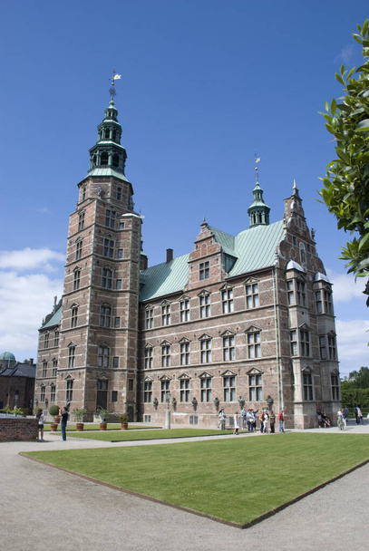 COPENHAGEN, DENMARK - Jun 08, 2013: Famous Rosenborg castle with garden in Copenhagen, Denmark - Foto, Bild