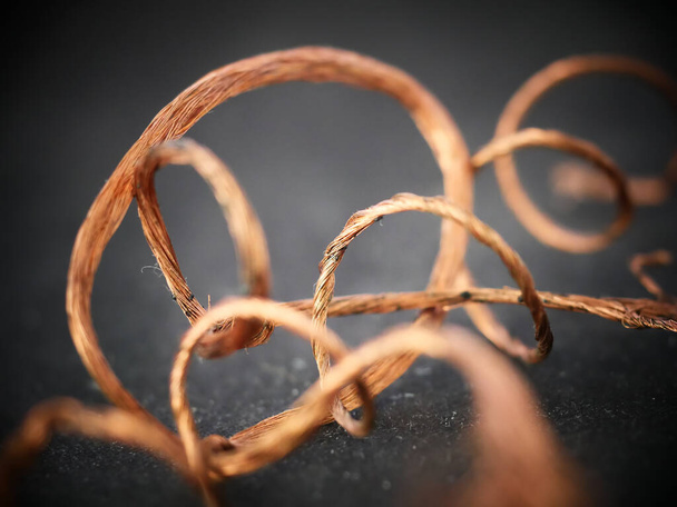 A closeup shot of a curvy copper wire - Foto, Imagem