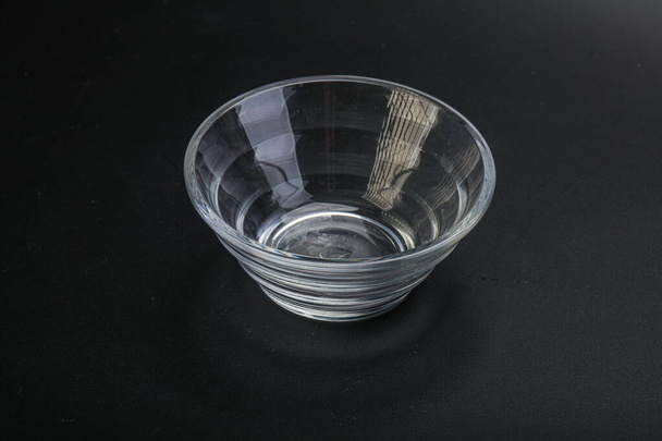 Epmty стеклянная миска для кухни изолированные bsckground  - Фото, изображение