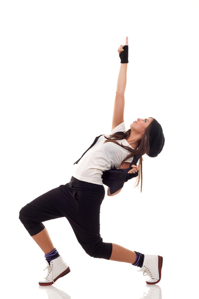 Танцовщица в хип-хоп одежде, принимающая позу
 - Фото, изображение