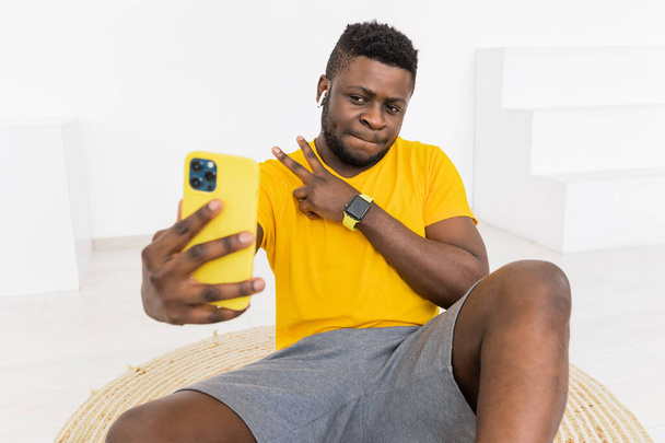 african-american man with smartphone gesturing  - Foto, Imagem