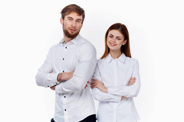 白いシャツを着た女と男が胸に腕を組んで横に立っている - 写真・画像