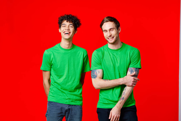 İki arkadaş yeşil tişörtler günlük kıyafet stüdyosu - Fotoğraf, Görsel