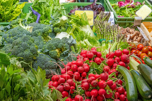 Салат и овощи на продажу на рынке - Фото, изображение
