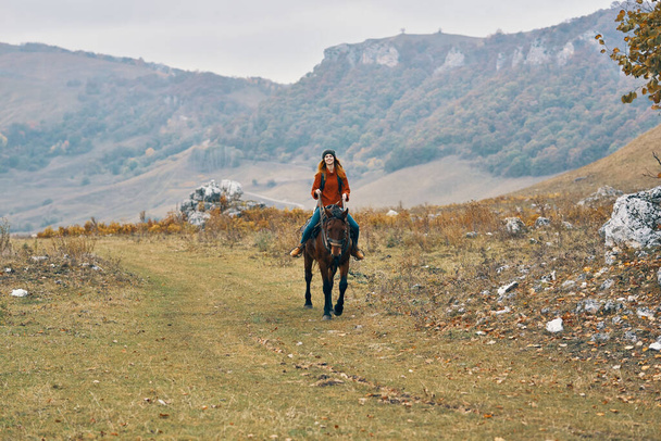 žena turistka v horách na koni dobrodružství životní styl - Fotografie, Obrázek